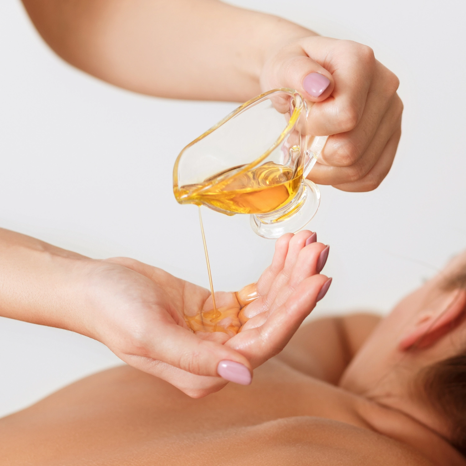 lucie insalaco - nuage de beauté - institut à Sainte-Marie-aux-Chênes-mains